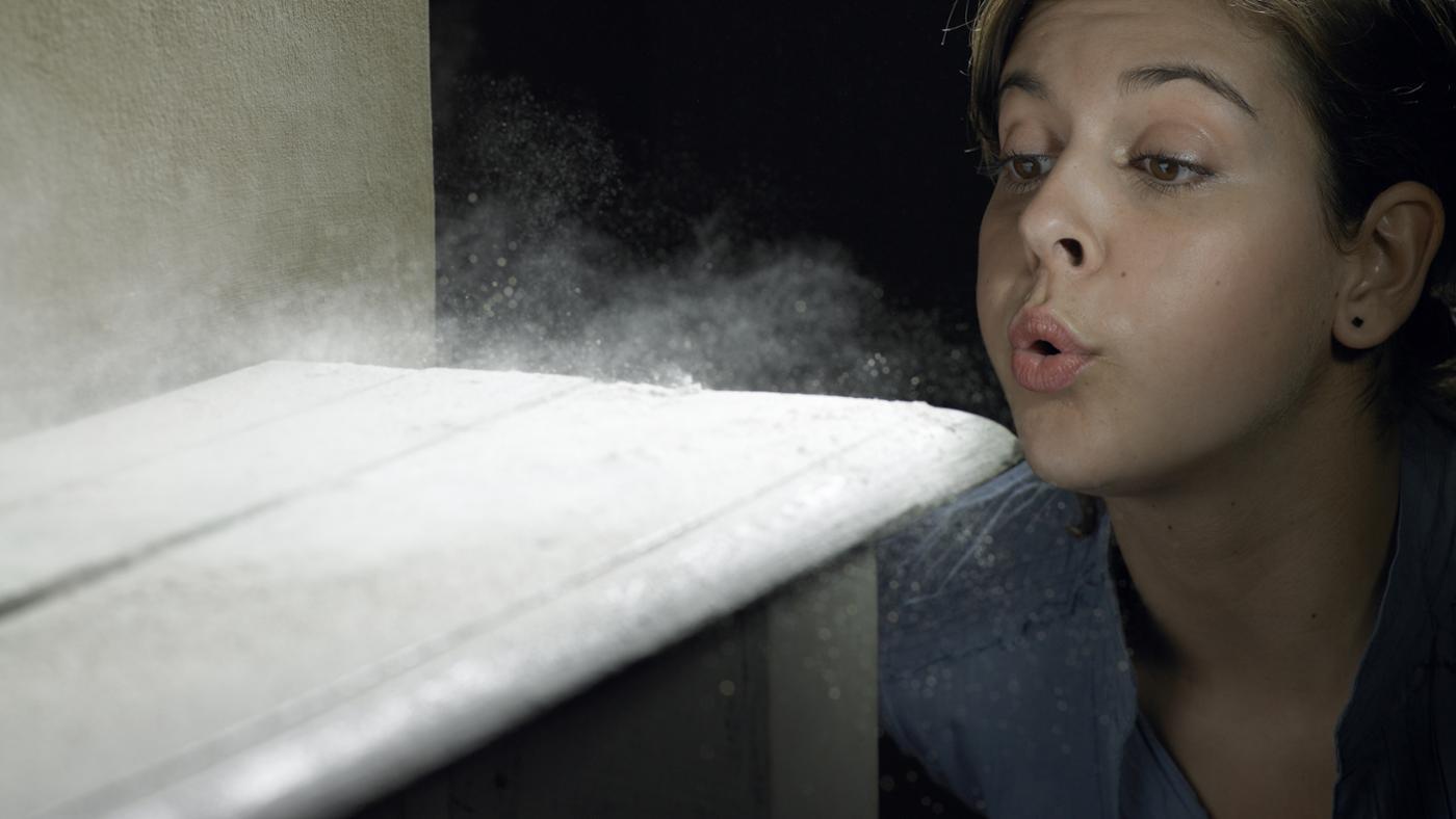 Легендарная пыль моргенштерн. И в глаза им пыль пыль. Пыль фотография. Пыль в воздухе картинки. Промышленная пыль.