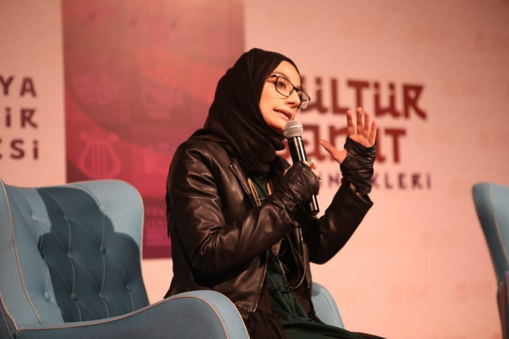 Esra Elönü Kimdir? Nereli ve Kaç Yaşında? Ne İş Yapıyor? Tozlu Mikrofon