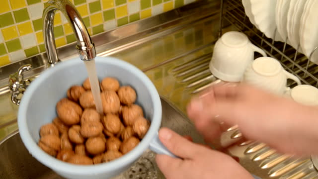 Орехи после покупки. Очищенные орехи мыть?. Орехи помытые в соде. Мытье орехов перед употреблением. Как правильно помыть орехи перед употреблением.