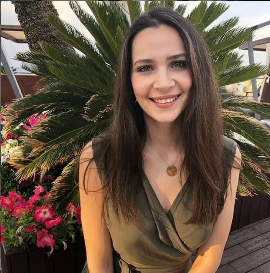 gulsim ilhan ali kimdir nereli ve kac yasinda boyu sevgilisi oynadigi dizi ve filmler tozlu mikrofon