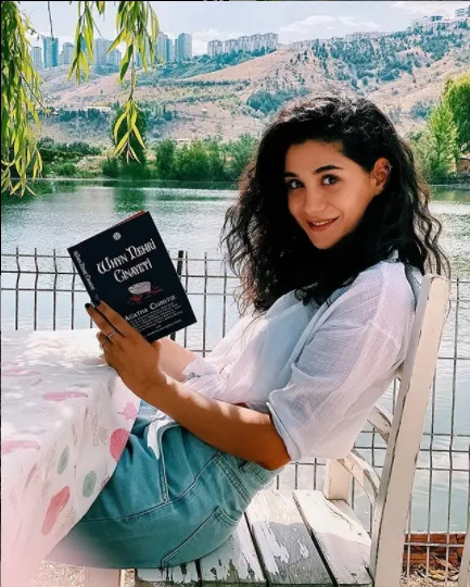 Makbule Sitare Akbas Kimdir Nereli Ve Kac Yasinda Sevgilisi Kim Boyu Oynadigi Dizi Ve Filmler Tozlu Mikrofon