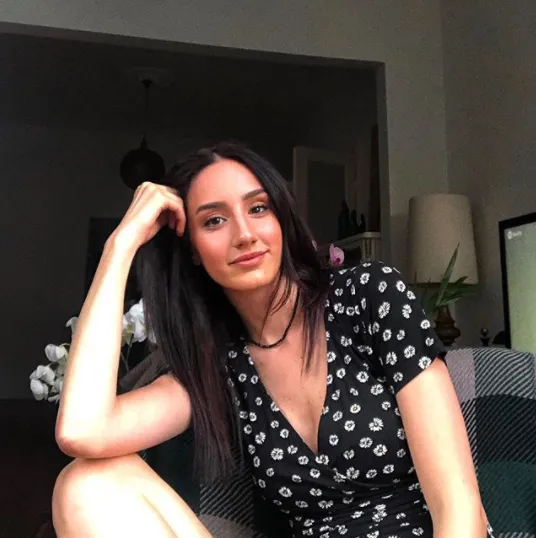 yesil deniz nese semiha bezek kimdir gercek adi ne kac yasinda instagram hesabi ne tozlu mikrofon