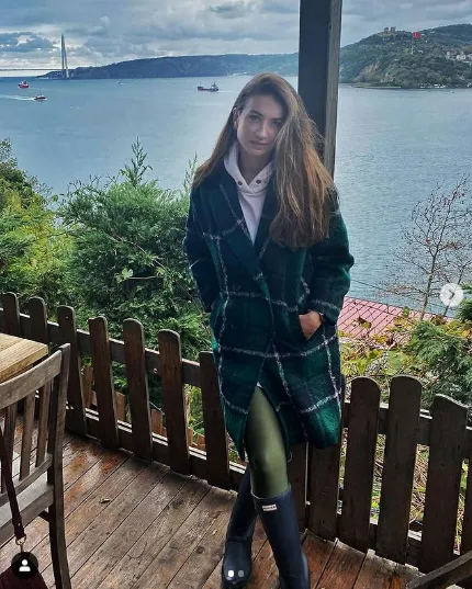 ceren benderlioglu kimdir nereli ve kac yasinda boyu esi kimdir oynadigi diziler tozlu mikrofon