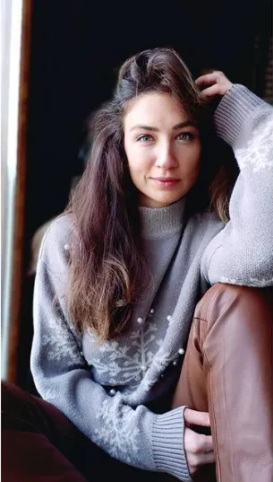 ceren benderlioglu kimdir nereli ve kac yasinda boyu esi kimdir oynadigi diziler tozlu mikrofon