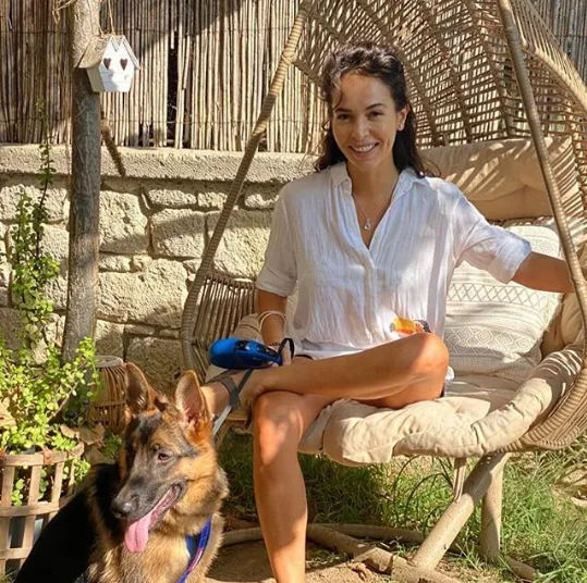 esra ronabar kimdir nereli ve kac yasinda boyu esi kimdir tozlu mikrofon