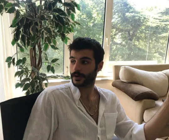 atakan yilmaz kimdir nereli ve kac yasinda boyu sevgilisi oynadigi diziler tozlu mikrofon