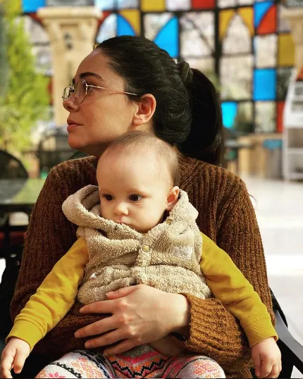 duygu yetis kimdir nereli ve kac yasinda boyu evli mi oynadigi diziler tozlu mikrofon