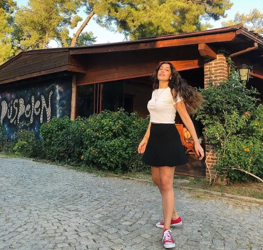 eda nur hanci kimdir nereli ve kac yasinda boyu sevgilisi oynadigi diziler tozlu mikrofon