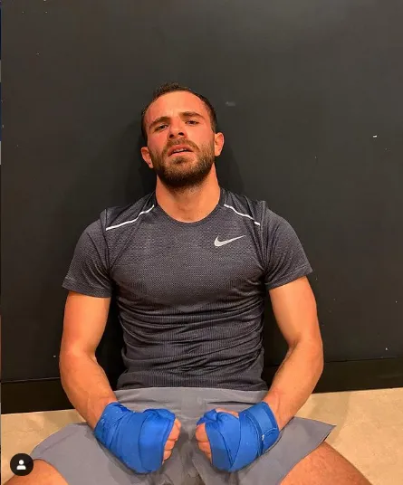 furkan aksoy kimdir nereli ve kac yasinda boyu sevgilisi oynadigi diziler tozlu mikrofon