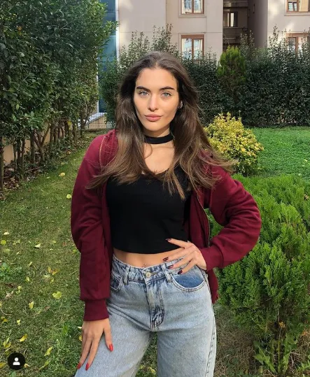 cagla simsek kimdir nereli ve kac yasinda boyu sevgilisi oynadigi diziler tozlu mikrofon