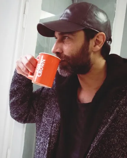 caner kurtaran kimdir nereli ve kac yasinda boyu esi oynadigi diziler tozlu mikrofon