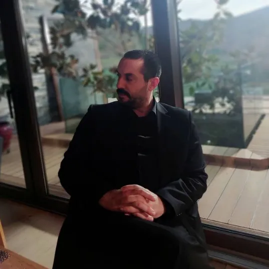 emir benderlioglu kimdir nereli ve kac yasinda boyu esi oynadigi diziler tozlu mikrofon