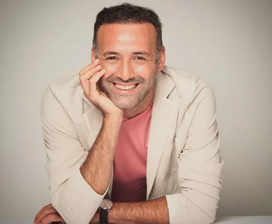 aziz aslan kimdir nereli ve kac yasinda boyu esi oynadigi diziler tozlu mikrofon