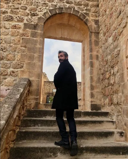 cahit gok kimdir nereli ve kac yasinda boyu esi oynadigi diziler tozlu mikrofon