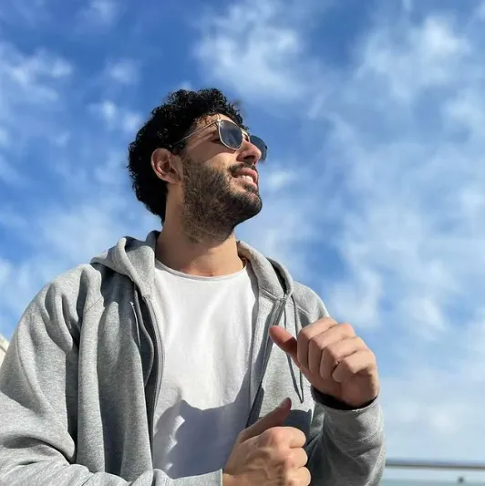 hakan ummak kimdir nereli ve kac yasinda boyu oynadigi diziler tozlu mikrofon