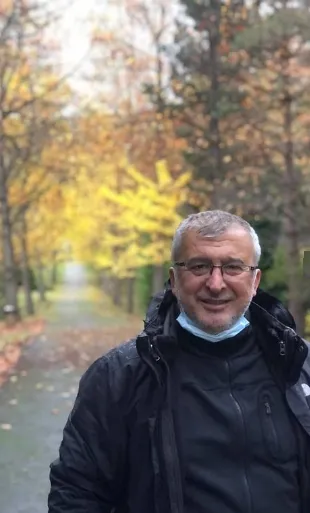 huseyin avni danyal kimdir nereli ve kac yasinda boyu esi oynadigi diziler tozlu mikrofon