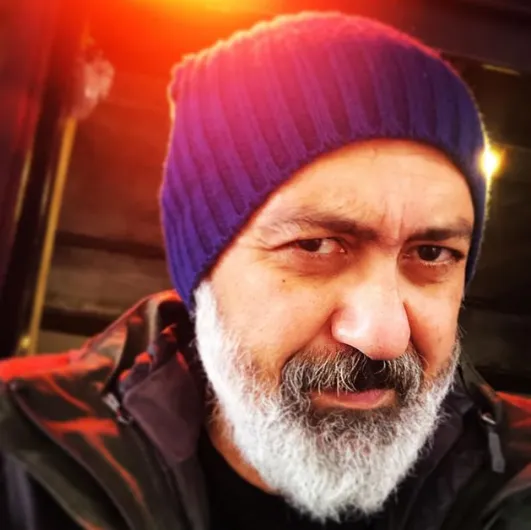 kadir cermik kimdir nereli ve kac yasinda boyu oynadigi diziler tozlu mikrofon