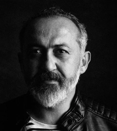 kadir cermik kimdir nereli ve kac yasinda boyu oynadigi diziler tozlu mikrofon