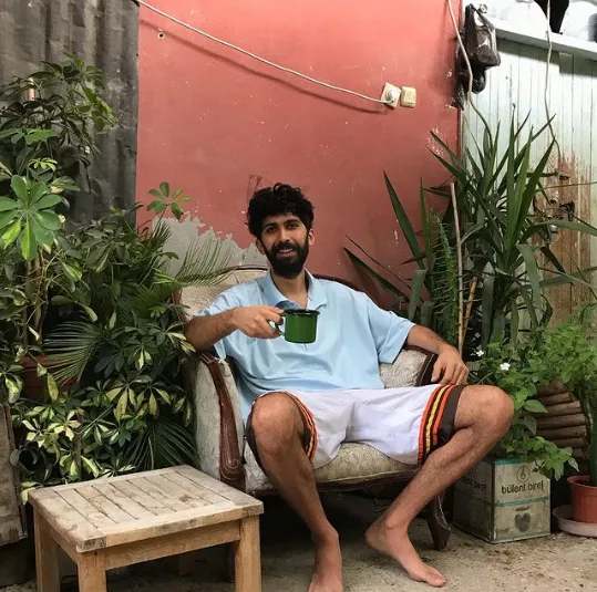 ozgur meric kimdir nereli ve kac yasinda boyu oynadigi diziler tozlu mikrofon