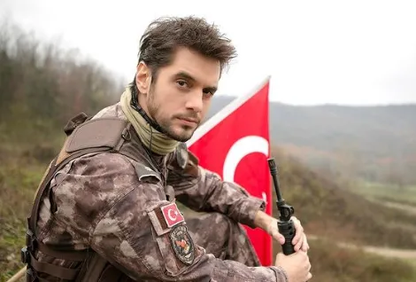 yigitcan ergin kimdir nereli ve kac yasinda boyu oynadigi diziler tozlu mikrofon