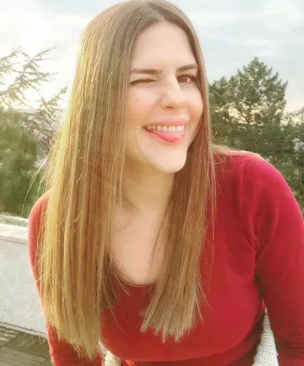 ayca erturan kimdir yasi boyu oynadigi diziler tozlu mikrofon