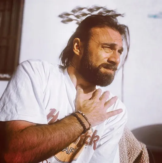 cavit cetin guner kimdir yasi boyu oynadigi diziler tozlu mikrofon