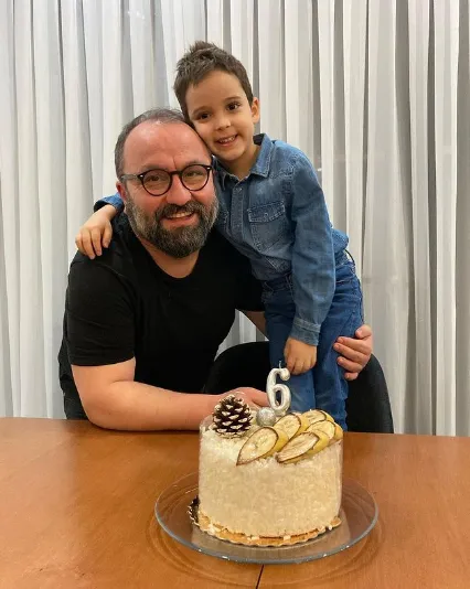 erdem bas kimdir yasi boyu oynadigi diziler tozlu mikrofon