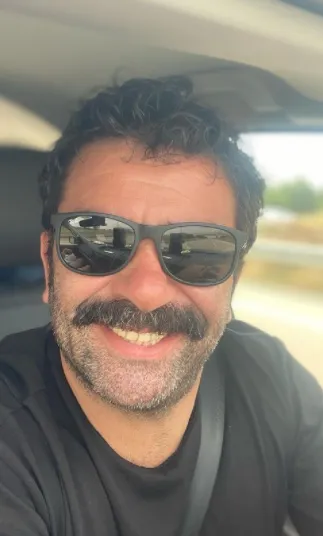 bulent sakrak kimdir yasi boyu oynadigi diziler tozlu mikrofon